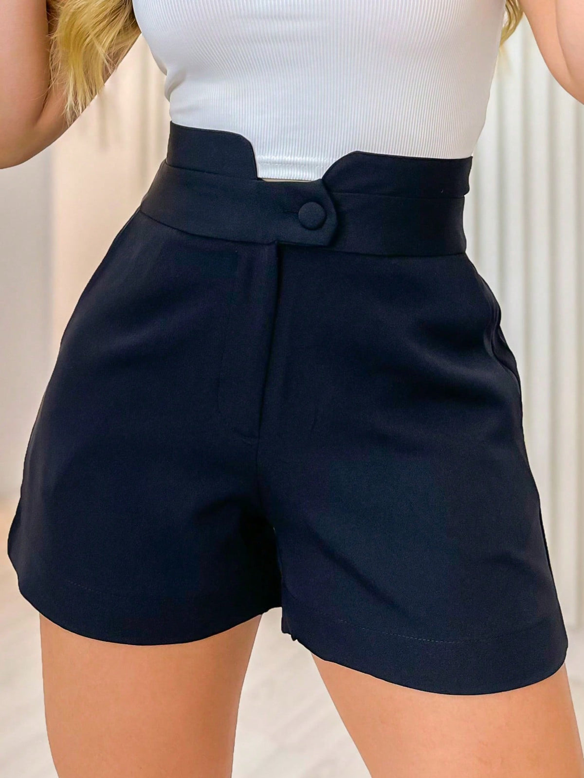 Short Feminino Alfaiataria Botão Forrado Élégance